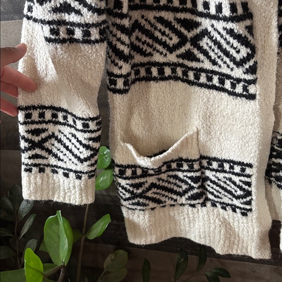 Cozy geometric designed sweater - Picture 2 of 6